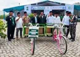 Tuban - Lembaga Amil Zakat Infaq dan Sodaqoh Nahdlatul Ulama (Lazisnu) Kabupaten Tuban, Jatim membagikan 16 unit sepeda berikut rengkek (keranjang barang), untuk pedagang keliling yang tersebar di delapan MWC, di sela pembukaan Konferensi Cabang (Konfercab) VII Pengurus Cabang Nahdlatul Ulama (PCNU) Tuban, Sabtu (24/12/2022). Pedagang penerimanya berasal dari MWC NU Plumpang, Palang, Widang, Montong, Singgahan, Merakurak, Tuban, dan MWC Rengel. Diprogramkan bantuan sejenis akan ditambah hingga pedagang lain dari 20 MWC di Bumi Wali. Selain itu bersama Lazisnu Jatim, menurut Ketua Lazisnu Tuban M Ida Mustofa, pihaknya juga membagikan 10.000 kacamata kepada guru dari daerah Tuban. Termasuk pula bantuan sosial lain, seperti santunan untuk warga kurang mampu, dan kegiatan filanttopi lainnya. ‘’Sepeda dan peralatan dagang diberikan secara gratis untuk para ibu yang membutuhkan, ini adalah bantuan produktif yang diberikan LAZISNU pada masyarakat,’’ ujar M.Ida Mustofa saat menyerahkan bantuan, di arena Konfercab PCNU Tuban di Ma’had Bahrul Huda, Tuban. Penyerahan bantuan dengan diwakili pengurus MWC penerimanya. Selanjutnya didistribusikan kepada ibu pedagang keliling yang berhak menerima. Penggemar berat Raja Dangdut Rhoma Irama itu menambahkan, Lazisnu Tuban memprogramkan pemberian bantuan untuk pengembangan ekonomi produktif. Jumlahnya pun akan ditambah dengan mempertimbangkan kondisi di lapangan. Sementara Ketua Panitia Konfercab VII PCNU Tuban, Muhtarom Husnan, menjelaskan, Konfercab kali ini didahului dengan kegiatan prakonfercab yang beragam. Banom dan lembaga di bawah NU melaksanakan kegiatan sendiri-sendiri untuk menyambut Satu Abad NU. Konfercab yang diikuti oleh 20 MWC dan 479 Ranting NU se Kabupaten Tuban tersebut, berlangsung selama dua hari hingga, Minggu (25/12/2022). "Terimakasih atas kerja keras seluruh panitia dan pihak yang mendukung konfercab ini,’’ tandas tokoh muda NU Tuban alumni IAIN Sunan Ampel itu. (tbu)