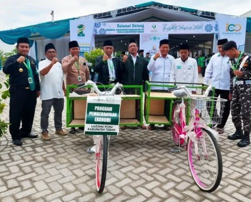 Tuban - Lembaga Amil Zakat Infaq dan Sodaqoh Nahdlatul Ulama (Lazisnu) Kabupaten Tuban, Jatim membagikan 16 unit sepeda berikut rengkek (keranjang barang), untuk pedagang keliling yang tersebar di delapan MWC, di sela pembukaan Konferensi Cabang (Konfercab) VII Pengurus Cabang Nahdlatul Ulama (PCNU) Tuban, Sabtu (24/12/2022). Pedagang penerimanya berasal dari MWC NU Plumpang, Palang, Widang, Montong, Singgahan, Merakurak, Tuban, dan MWC Rengel. Diprogramkan bantuan sejenis akan ditambah hingga pedagang lain dari 20 MWC di Bumi Wali. Selain itu bersama Lazisnu Jatim, menurut Ketua Lazisnu Tuban M Ida Mustofa, pihaknya juga membagikan 10.000 kacamata kepada guru dari daerah Tuban. Termasuk pula bantuan sosial lain, seperti santunan untuk warga kurang mampu, dan kegiatan filanttopi lainnya. ‘’Sepeda dan peralatan dagang diberikan secara gratis untuk para ibu yang membutuhkan, ini adalah bantuan produktif yang diberikan LAZISNU pada masyarakat,’’ ujar M.Ida Mustofa saat menyerahkan bantuan, di arena Konfercab PCNU Tuban di Ma’had Bahrul Huda, Tuban. Penyerahan bantuan dengan diwakili pengurus MWC penerimanya. Selanjutnya didistribusikan kepada ibu pedagang keliling yang berhak menerima. Penggemar berat Raja Dangdut Rhoma Irama itu menambahkan, Lazisnu Tuban memprogramkan pemberian bantuan untuk pengembangan ekonomi produktif. Jumlahnya pun akan ditambah dengan mempertimbangkan kondisi di lapangan. Sementara Ketua Panitia Konfercab VII PCNU Tuban, Muhtarom Husnan, menjelaskan, Konfercab kali ini didahului dengan kegiatan prakonfercab yang beragam. Banom dan lembaga di bawah NU melaksanakan kegiatan sendiri-sendiri untuk menyambut Satu Abad NU. Konfercab yang diikuti oleh 20 MWC dan 479 Ranting NU se Kabupaten Tuban tersebut, berlangsung selama dua hari hingga, Minggu (25/12/2022). "Terimakasih atas kerja keras seluruh panitia dan pihak yang mendukung konfercab ini,’’ tandas tokoh muda NU Tuban alumni IAIN Sunan Ampel itu. (tbu)