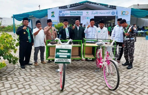 Tuban - Lembaga Amil Zakat Infaq dan Sodaqoh Nahdlatul Ulama (Lazisnu) Kabupaten Tuban, Jatim membagikan 16 unit sepeda berikut rengkek (keranjang barang), untuk pedagang keliling yang tersebar di delapan MWC, di sela pembukaan Konferensi Cabang (Konfercab) VII Pengurus Cabang Nahdlatul Ulama (PCNU) Tuban, Sabtu (24/12/2022). Pedagang penerimanya berasal dari MWC NU Plumpang, Palang, Widang, Montong, Singgahan, Merakurak, Tuban, dan MWC Rengel. Diprogramkan bantuan sejenis akan ditambah hingga pedagang lain dari 20 MWC di Bumi Wali. Selain itu bersama Lazisnu Jatim, menurut Ketua Lazisnu Tuban M Ida Mustofa, pihaknya juga membagikan 10.000 kacamata kepada guru dari daerah Tuban. Termasuk pula bantuan sosial lain, seperti santunan untuk warga kurang mampu, dan kegiatan filanttopi lainnya. ‘’Sepeda dan peralatan dagang diberikan secara gratis untuk para ibu yang membutuhkan, ini adalah bantuan produktif yang diberikan LAZISNU pada masyarakat,’’ ujar M.Ida Mustofa saat menyerahkan bantuan, di arena Konfercab PCNU Tuban di Ma’had Bahrul Huda, Tuban. Penyerahan bantuan dengan diwakili pengurus MWC penerimanya. Selanjutnya didistribusikan kepada ibu pedagang keliling yang berhak menerima. Penggemar berat Raja Dangdut Rhoma Irama itu menambahkan, Lazisnu Tuban memprogramkan pemberian bantuan untuk pengembangan ekonomi produktif. Jumlahnya pun akan ditambah dengan mempertimbangkan kondisi di lapangan. Sementara Ketua Panitia Konfercab VII PCNU Tuban, Muhtarom Husnan, menjelaskan, Konfercab kali ini didahului dengan kegiatan prakonfercab yang beragam. Banom dan lembaga di bawah NU melaksanakan kegiatan sendiri-sendiri untuk menyambut Satu Abad NU. Konfercab yang diikuti oleh 20 MWC dan 479 Ranting NU se Kabupaten Tuban tersebut, berlangsung selama dua hari hingga, Minggu (25/12/2022). "Terimakasih atas kerja keras seluruh panitia dan pihak yang mendukung konfercab ini,’’ tandas tokoh muda NU Tuban alumni IAIN Sunan Ampel itu. (tbu)