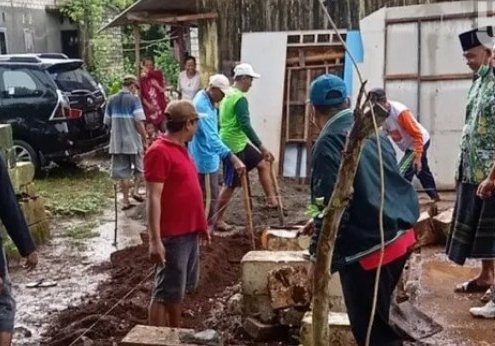 Lembaga Amil Zakat Infaq dan Sodaqoh Nahdlatul Ulama (Lazisnu) Kabupaten Tuban melakukan bakti sosial di 98 titik yang tersebar di wilayah Kabupaten Tuban. Hal itu sebagai rangkaian dalam memperingati Hari Lahir Nahdlatul Ulama (NU) ke-98, Minggu (28/2/2021). Bakti sosial tersebut mulai dilaksanakan pada 26 Rajab yang bertepatan dengan lahirnya NU pada 98 tahun silam. Berbagai kegiatan dilaksanakan sebagai wujud kepedulian Lazisnu terhadap pendidikan dan juga warga kurang mampu terutama yang ada di Kabupaten Tuban.